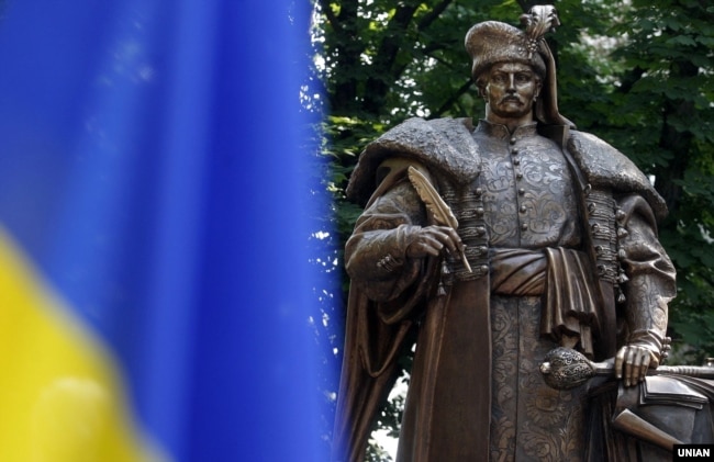 Пам'ятник творцю першої української Конституції, гетьману Пилипу Орлику (167 –1742) під час урочистої церемонії відкриття в Києві, 24 червня 2011 року
