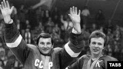 Олимпийские чемпионы 1984 года Владислав Третьяк (слева) и Вячеслав Фетисов