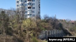 Мощная подпорная стена удерживает грунт под девятиэтажкой от сползания