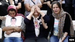 Родственники жертв теракта в стамбульском аэропорту. 29 июня 2016 года.
