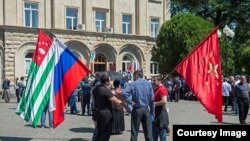 Старт деятельности нынешней оппозиции проходит в гораздо более сложных, затрудненных и «запутанных» для нее условиях, чем проходил старт «хаджимбовской» оппозиции