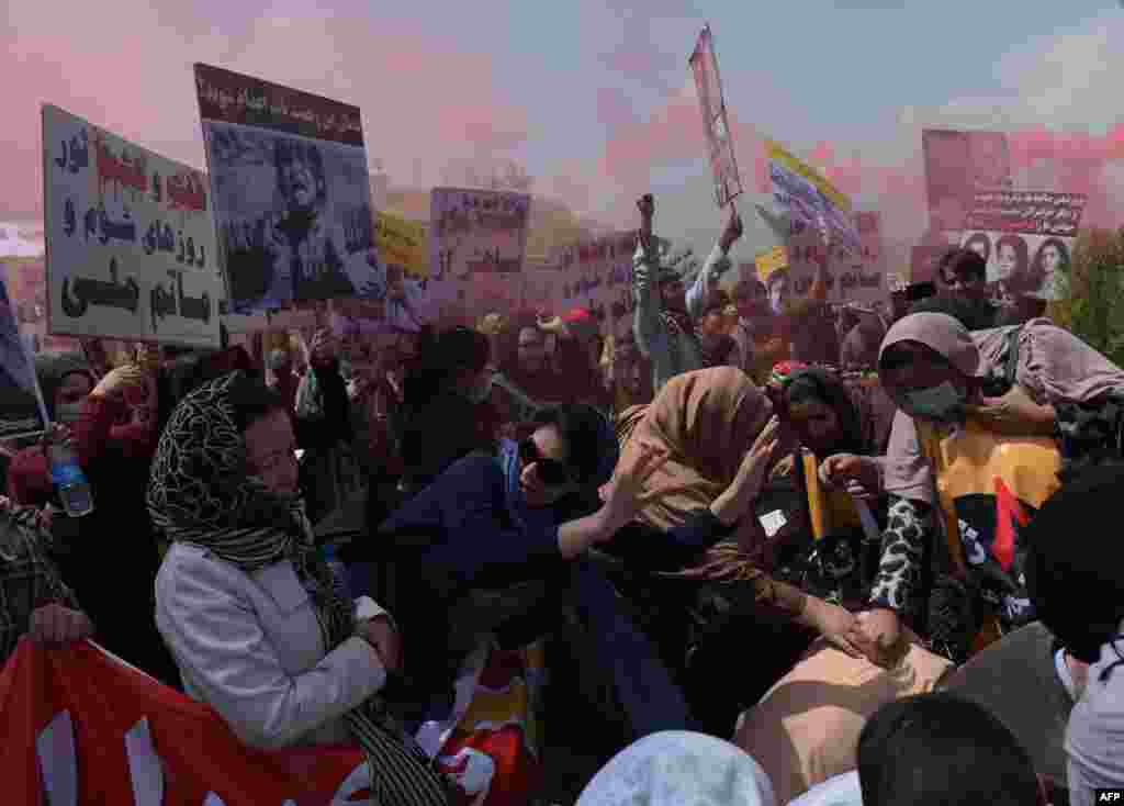 Protestuesit brohorasin parulla gjatë një proteste kundër politikanëve afganë në Kabul, më 6 prill.