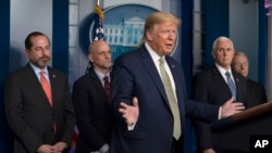 Președintele american Donald Trump și echipa care conduce eforturile de limitare a pandemiei de coronavirus. În dreapta, doctorul Anthony Fauci, directorul Institulului de Alergii și Boli Infecțioase.