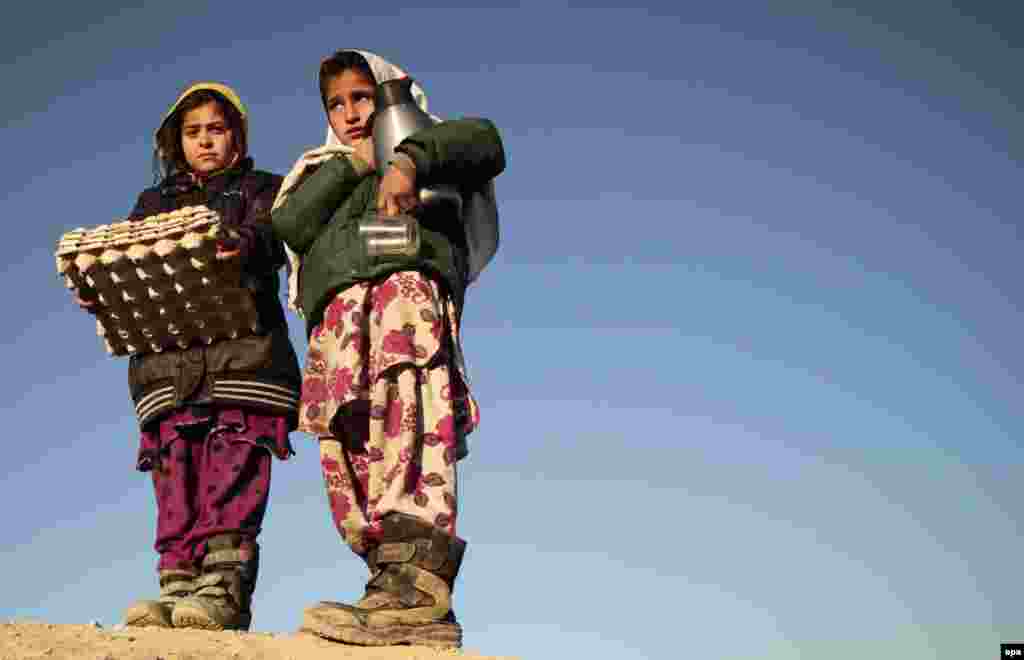 Afghan girls sell boiled eggs and traditional green tea on the outskirts of Kabul (epa/Hedayatullah Amid)