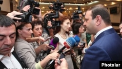 Armenia - Yerevan Mayor Taron Markarian talks to journalists, Yerevan, 8Jun2013