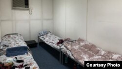 Карантинная зона расположена на территории бывшей американской военной базы близ аэропорта «Манас».