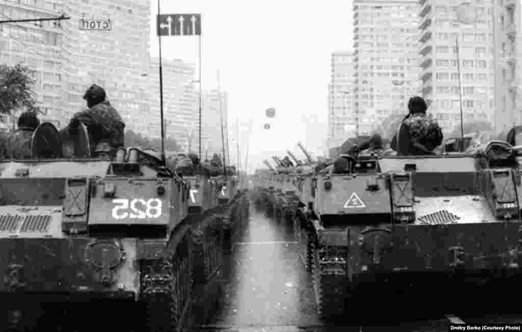 Tanks on Kalinin Prospekt in Moscow on August 19, 1991.