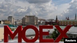 Аббревиатура MOEX у здания Московской биржи
