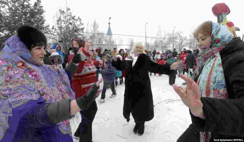 Чогулгандар кышты узатып, ырдап-бийлешет.