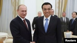 Vladimir Putin dhe Li Keqiang gjatë takimit në Moskë
