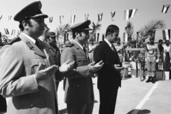 حافظ اسد در کنار وزیر دفاعش مصطفی طلاس در اکتبر ۱۹۷۴