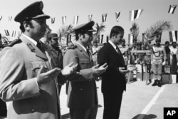 حافظ اسد در کنار وزیر دفاعش مصطفی طلاس در اکتبر ۱۹۷۴