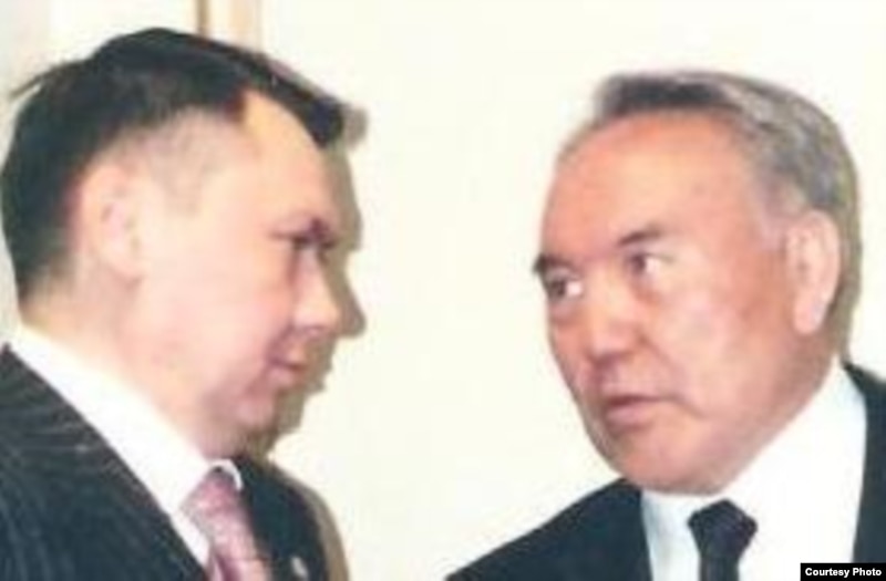 Рахат Алиев и Нурсултан Назарбаев беседуют в тихом уголке президентского дворца в 2001 году. Фото из книги Рахата Алиева «Крестный тесть». 