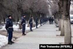 Сотрудники полиции во время митинга. Алматы, 22 февраля 2020 года.