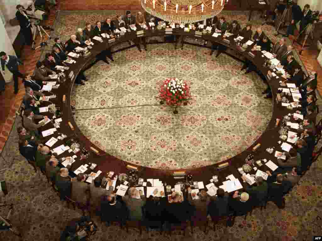 On February 6, 1989, Communist officials launched the so-called Round Table Talks in Warsaw with Walesa's Solidarity and other opposition groups. Poland's Communists had hoped to bring opposition leaders into the fold without changing the political power structure. They failed, however. The Polish Round Table Agreement, signed on April 4, 1989, legalized independent trade unions and laid the way for a democratic government. The agreement is seen as lending momentum to the string of 1989 revolutions leading to the fall of the Communist bloc. 