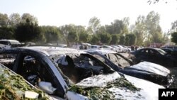 Поврежденные автомобили на автопарковке, где взорвался автомобиль. Анталья, 25 октября 2016 года. 