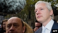 Основатель WikiLeaks Джулиан Эссанж (справа)