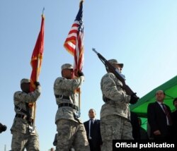 Qirg‘izistonda AQSh tranzit markazidan tashqari Rossiyaning 1 ta bazasi va 4 ta harbiy ob‘ekti joylashgan.