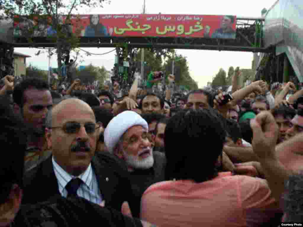 Candidatul reformist Mehdi Karrubi participă la o demonstraţie la Teheran
