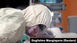 Medic italian tratând un pacient cu COVID-19 într-un spital din Roma