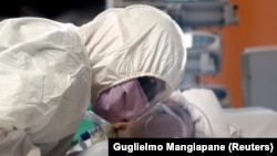 Лікар біля хворого від коронавірусу. Рим. Італія, 24 березня 2020 року