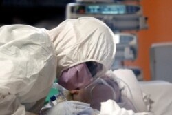 Медики працюють над хворим із коронавірусом, Рим, 24 березня 2020 року