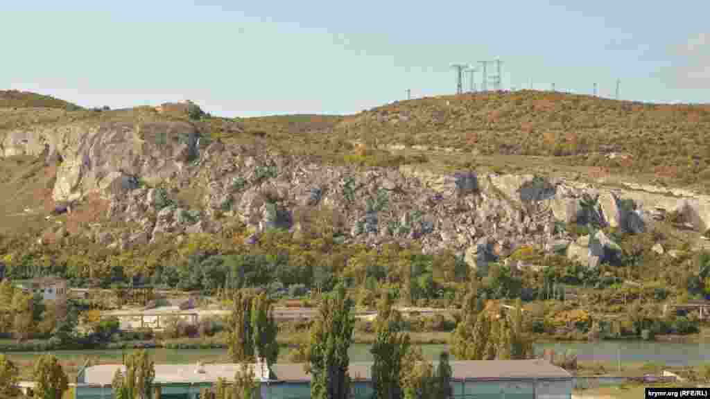 Вид на руины одной из высот Сапун-горы (которую иногда называют Инкерманской), разрушенной в результате мощного взрыва в ходе боев Второй мировой войны
