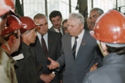 Егор Лигачёв во время посещения Тбилисского электровозостроительного завода имени В.И. Ленина, 1987 год
