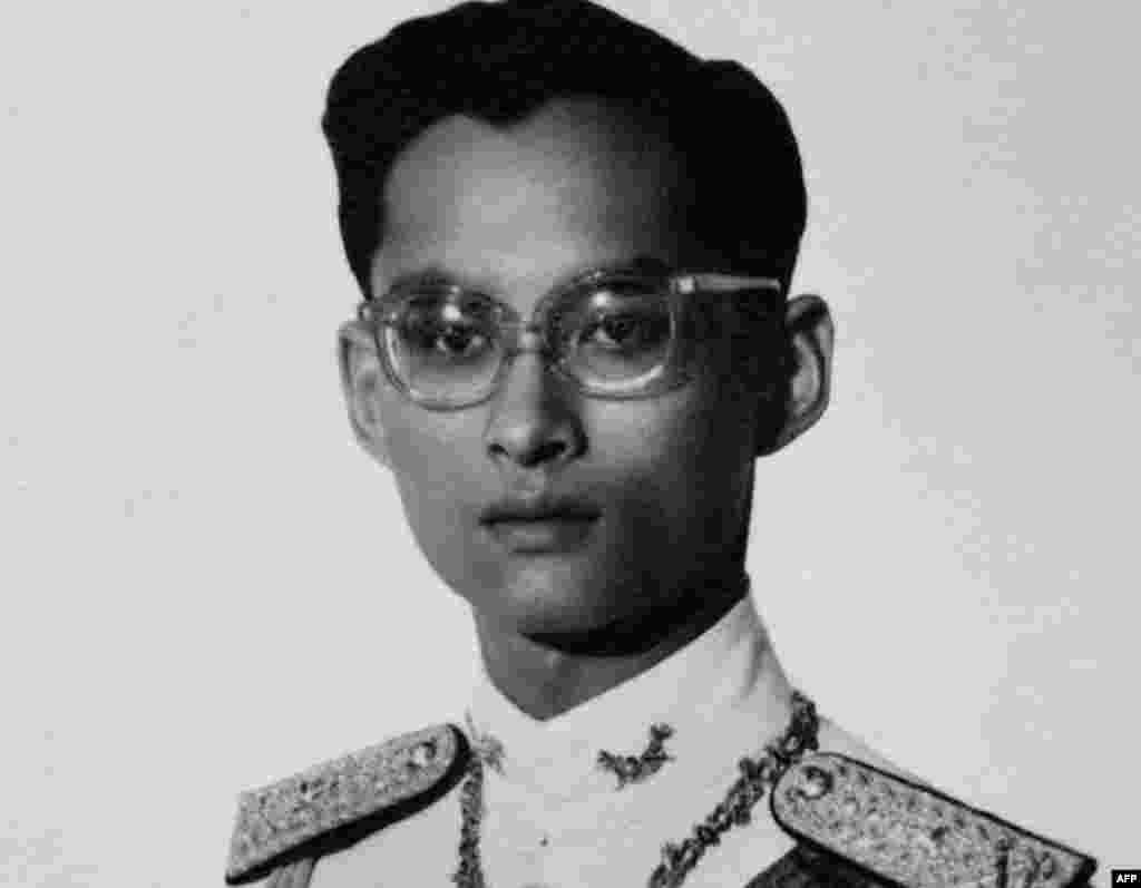 Пхумипон Адульядет (Рама IX) в молодости.