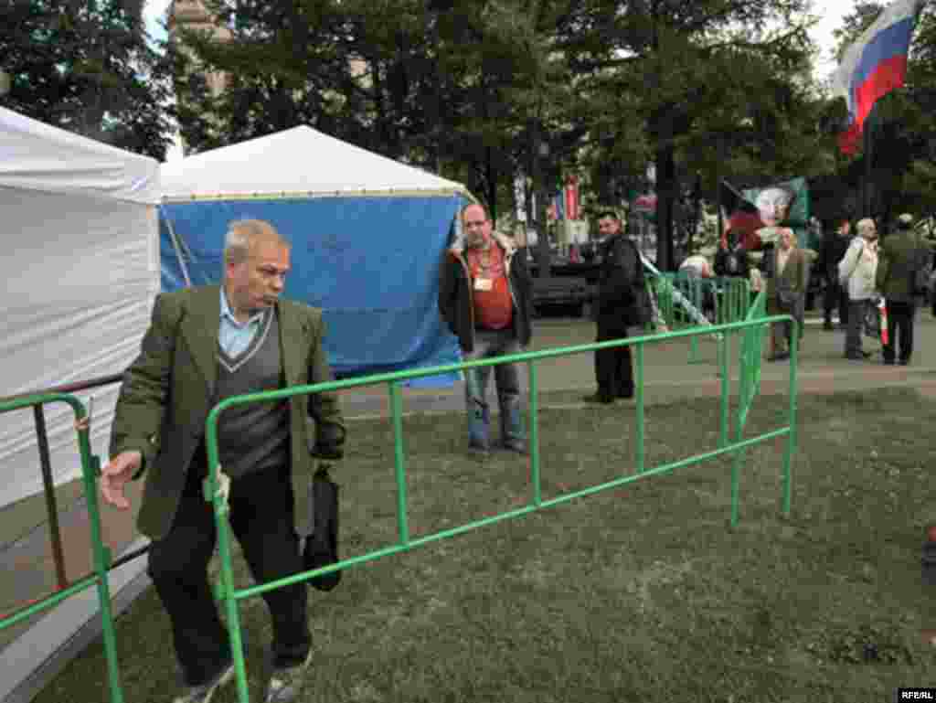 Охрана стрящихся к Дню города на Новопушкинском сквере праздничных объектов изгоняет случайно зашедших за ограду участников митинга