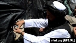 معترضین در حال بستن دفتر ساحوی کمیسیون مستقل انتخابات در ولایت کندهار