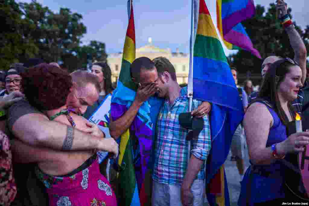 Pjesëtarë të komunitetit LGBTQ dhe përkrahësit e tyre marrin pjesë në ndezjen e qirinjve jashtë Shtëpisë së Bardhë në Uashington për të nderuar viktimat e vrasjeve në masë në Pulse, një klub homoseksualësh në Orlando, Florida, më 12 qershor. Një person vrau 49 njerëz dhe lëndoi 53 të tjerë, përpara se të vritej nga policia. (epa/Jim Lo Scalzo)