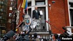  Julian Assange Ekvador səfirliyində. 