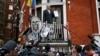 Джулиан Ассанж на балконе посольства Эквадора в Лондоне, 5 февраля 2016