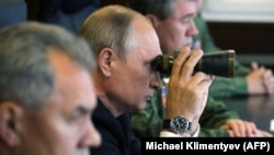 Президент России Владимир Путин наблюдает за военными учениями (архивное фото)