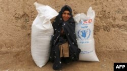 تصویر آرشیف: یکی از زنان که کمک های غذایی سازمان ملل را دریافت کرده است
