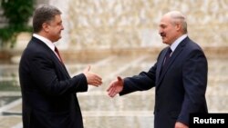 Президент України Петро Порошенко та президент Білорусі Олександр Лукашенко під час зустрічі у Мінську. 11 лютого 2015 року