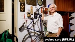 Алесь Сологуб любить велосипедний спорт, який вважається національним видом спорту у Франції. Французький велосипед довелося продати, але Алесь зберіг велосипед, виготовлений у Харкові у 1960 році