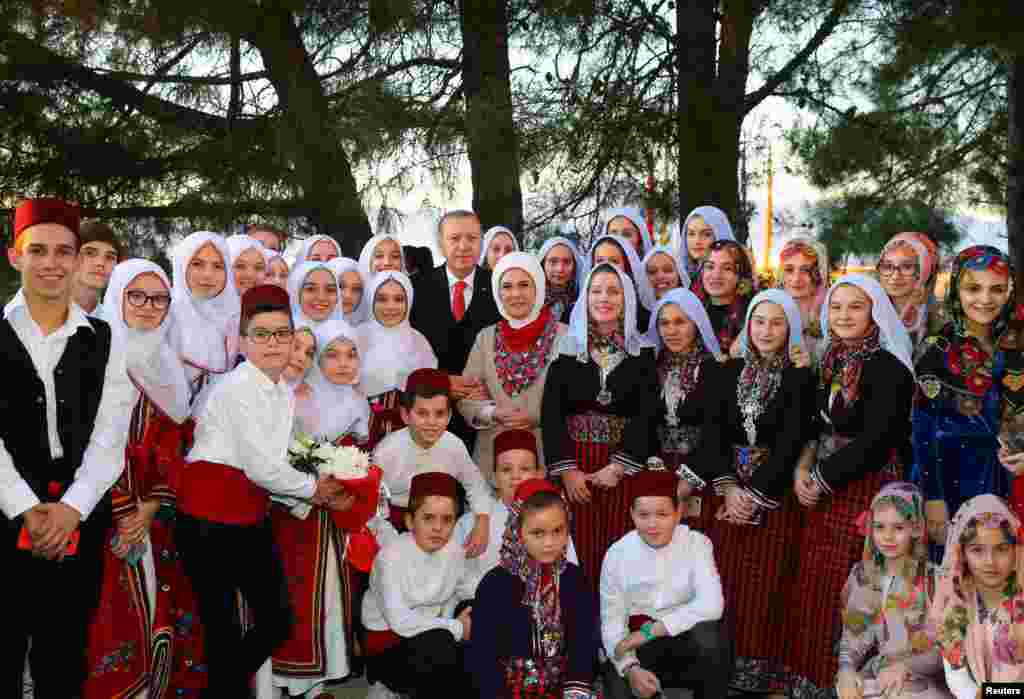 ГРЦИЈА - Турскиот претседател Реџеп Таип Ердоган и неговата сопруга Емине позираат со деца облечени во народна носија, припадници на муслиманската заедница во Комотини. Претседателите на Турција и на Грција Реџеп Таип Ердоган и Прокопис Павлопулос изјавија дека двете земји треба да изградат нова иднина и покрај разликите од минатото, откако посетата на Ердоган на Атина се претвори во размена на обвинувања за голем број историски прашања.