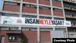 11-ci İstanbul Biennalesinin giriş qapısı