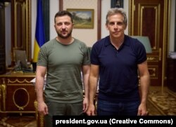 Președintele ucrainean Volodimir Zelenski (stânga) se întâlnește cu actorul de la Hollywood și ambasadorul bunăvoinței Ben Stiller la Kiev, la 20 iunie.