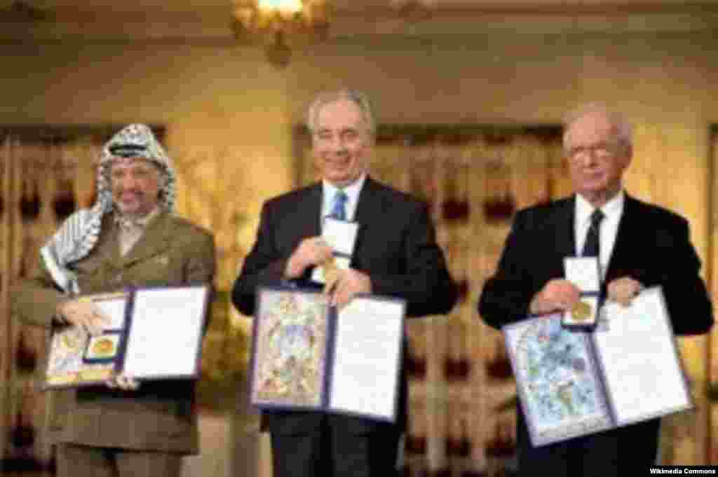 Ясир Арафат, Шимон Перес и Ицхак Рабин получают Нобелевскую премию мира. 1994 год.