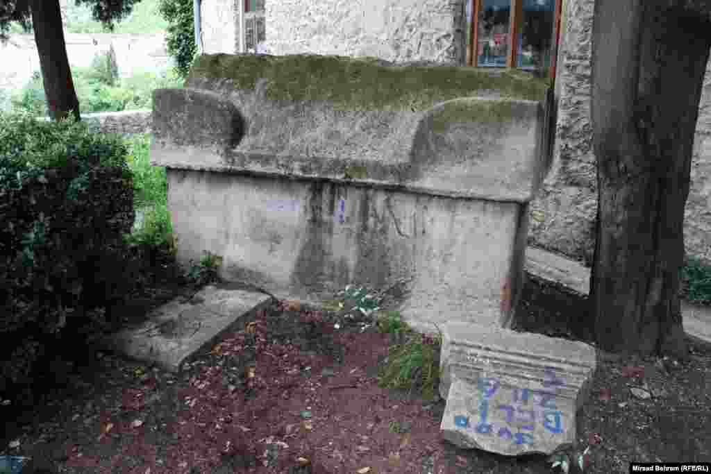 Antički sarkofag i dio rimskog oltara u Šantićevom parku