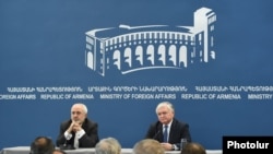 Armenia -- Foreign Affairs Ministers Edward Nalbandyan (R) of Armenia and Mohammad Javad Zarif of Iran at a press conference in Yerevan, 27Jan2015