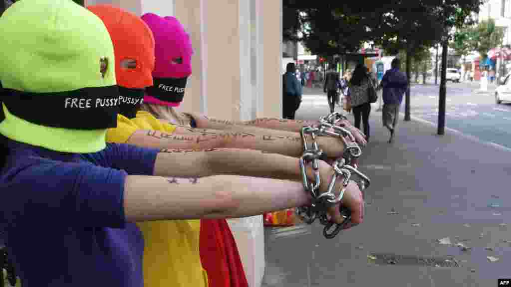 Velika Britanija - Protesti podrške ruskim članicama punk benda Pussy Riot ispred ruskog veleposlanstva u Londonu, 16. august 2012. Foto: AFP / Max Nash 