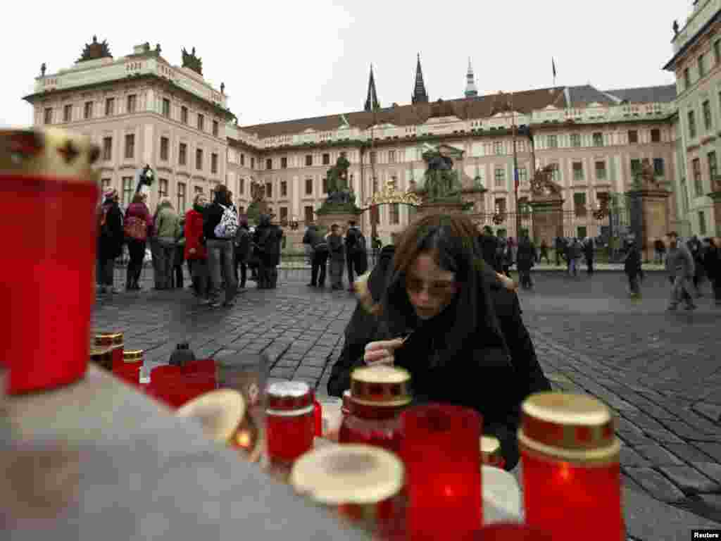 Građani pale svijeće na Hradčanima, 23. decembar 2011.