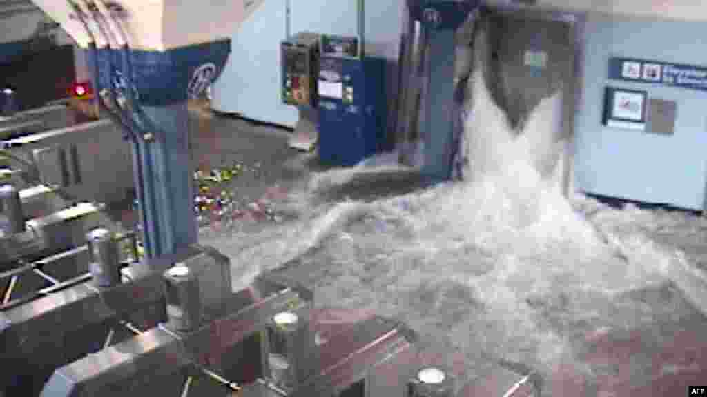 На снимке (ССTV) потоки воды устремляются к железнодорожной станции Хобокен PATH, штат Нью-Джерси