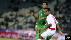 اللاعبان العراقي سعد عبد الامير والايراني علي مرزبان في مباراة طهران 