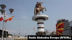 На плоштадот е предвидено обраќање на премиерот Груевски, а ќе биде пуштена и фонтаната со споменикот Вон на коњ.