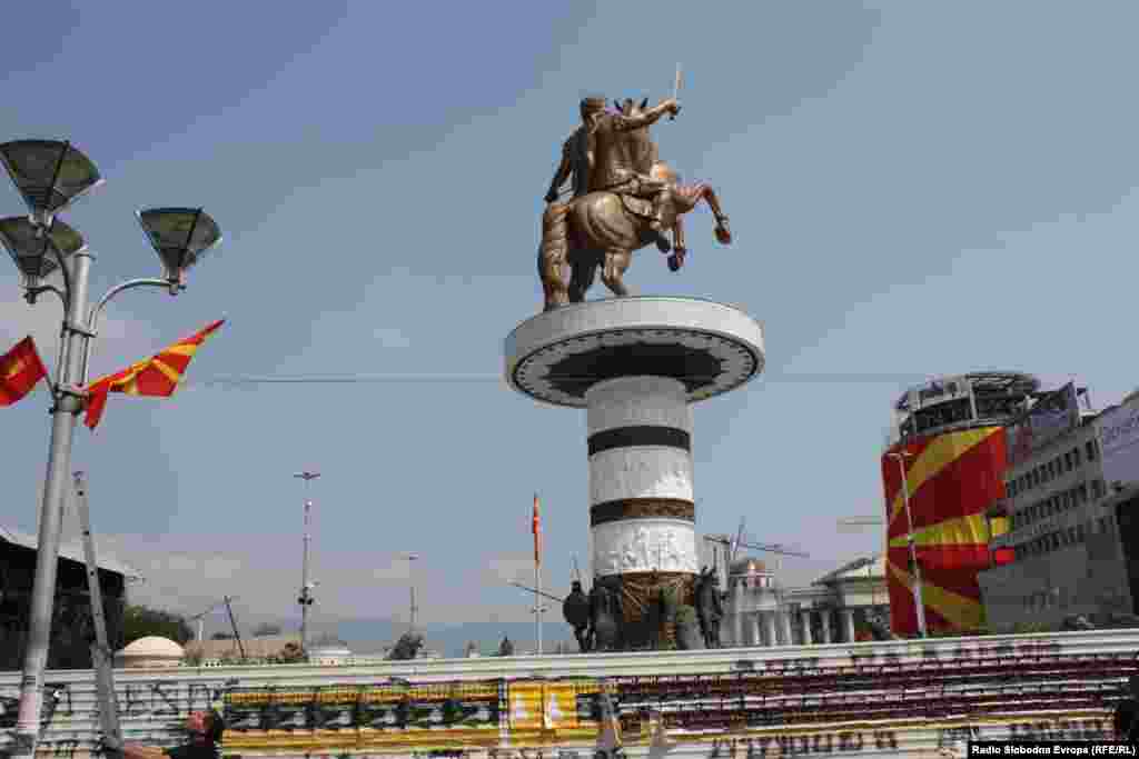 Подготовки за прославата на 20-годишнината од референдумот за независност на Македонија. Пробно пуштање на фонтаната под &bdquo;Воинот на коњ&ldquo;. Споменикот се уште е заграден со тараби.